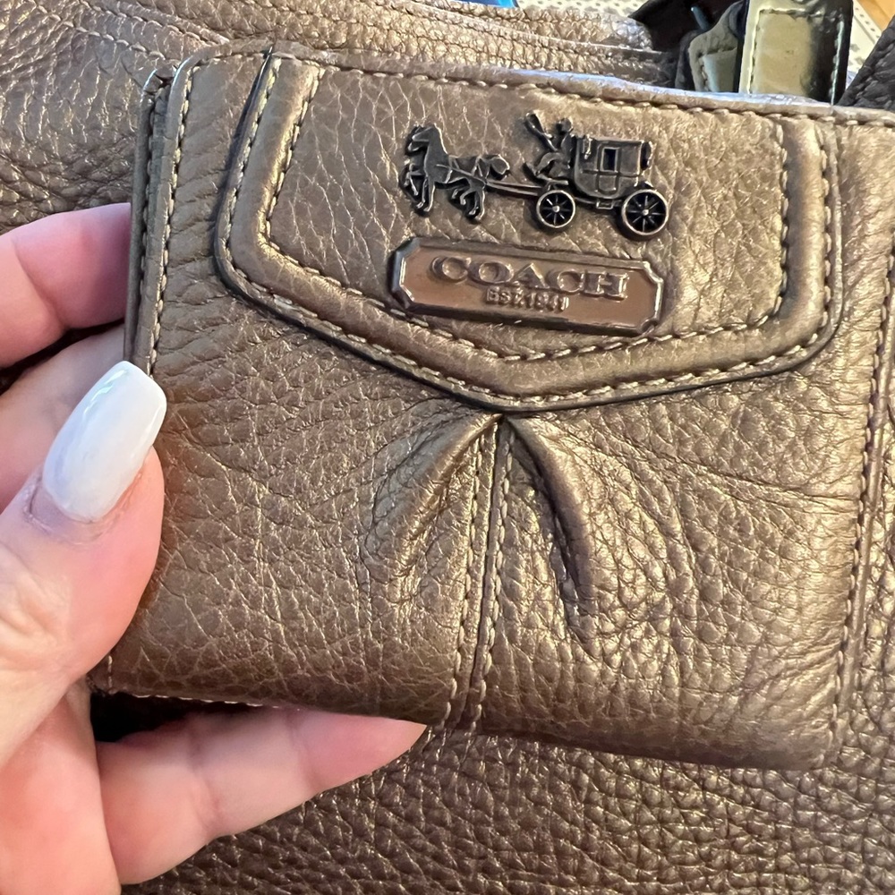 Coach wallet in bronze. This is a smaller wallet, but it holds a lot.